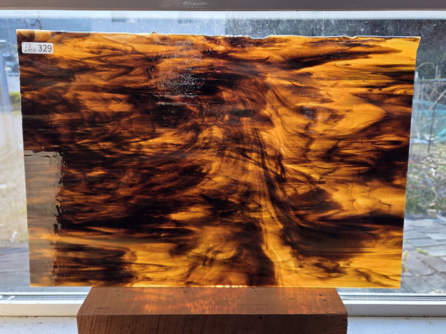 #329 YGアンキャット ブラウン・ホワイト サイズ：約450ｘ300ｍｍ