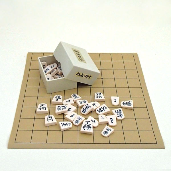 将棋セット 塩ビの将棋盤とプラスチック上駒水無瀬書セット（特価）