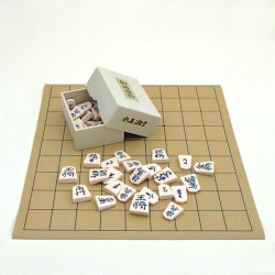将棋セット 塩ビの将棋盤とプラスチック上駒水無瀬書セット（特価）