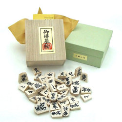 【値引き中】【新品未使用】将棋駒　白椿上彫　山吉作 値引き中】【新品未使用】将棋駒 白椿上彫 山吉作 - メルカリ