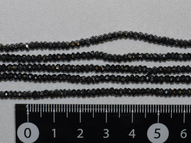 ブラックスピネル　平カット　約3ミリ×2ミリ