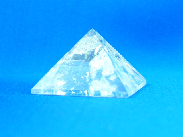 水晶のピラミッド 　【pyramid008】