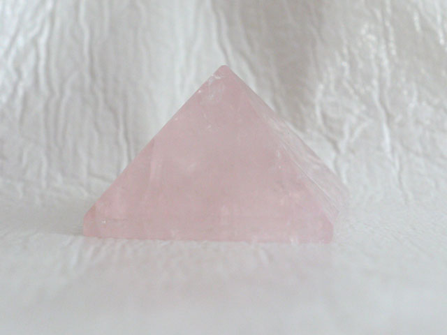 ローズクオーツのピラミッド 　【pyramid023】