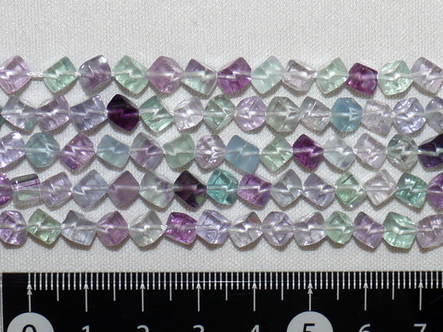 フローライト キューブ型斜め貫通 約4ミリ 天然石・パワーストーン