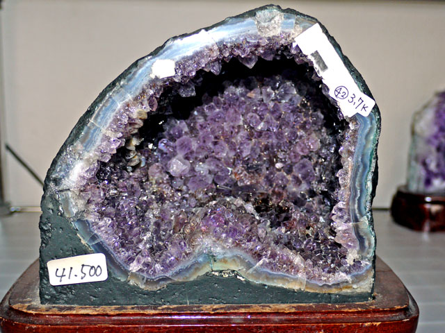【破格SALE！半額以下！】アメジスト原石台付　3.7ｋｇ（台込）　サイズ（約）縦15ｃｍ横16ｃｍ奥行14ｃｍ