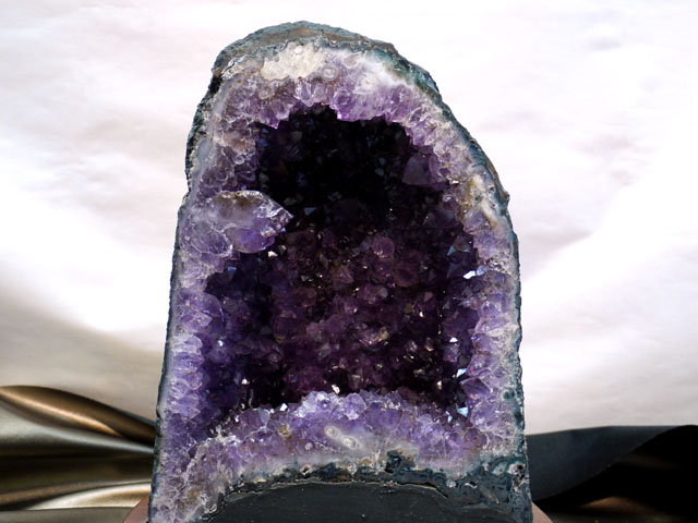 【破格SALE！半額以下！】アメジスト原石台付　6.2ｋｇ（台込）　サイズ（約）縦27ｃｍ横20ｃｍ奥行11ｃｍ