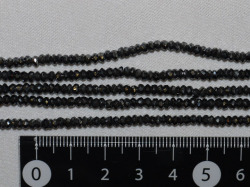 ブラックスピネル　平カット　約3ミリ×2ミリ