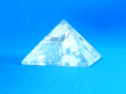 水晶のピラミッド 　【pyramid008】