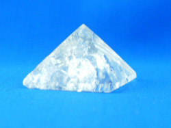 水晶のピラミッド 　【pyramid009】