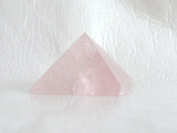 ローズクオーツのピラミッド 　【pyramid021】
