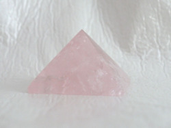 ローズクオーツのピラミッド 　【pyramid022】