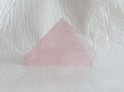 ローズクオーツのピラミッド 　【pyramid023】