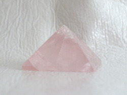 ローズクオーツのピラミッド 　【pyramid024】
