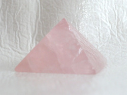 ローズクオーツのピラミッド 　【pyramid025】