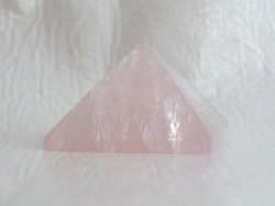 ローズクオーツのピラミッド 　【pyramid027】
