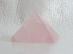 ローズクオーツのピラミッド 　【pyramid028】