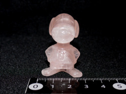 ローズクオーツ鼻の長い犬彫刻　約23グラム