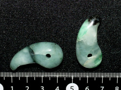 エメラルド勾玉　35ミリ 【mt0043】【定型外可】