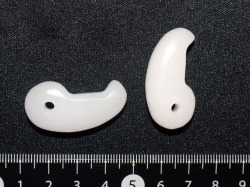 ホワイトオニキス勾玉　35ミリ 【mt0054】【定型外可】