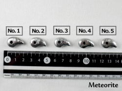 メテオライトの勾玉　20ミリ　【mt-0069-meteorite】