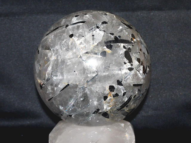 トルマリン入り水晶玉　約155ミリ