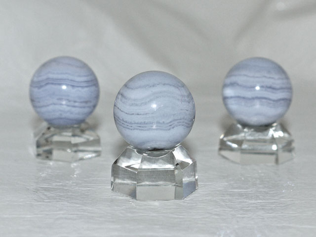 ブルーレースアゲート  丸玉（台付）　18ミリ
