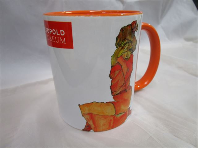エゴン・シーレ「オレンジ赤のドレスで跪（ひざまず）く女」　（レオポルト美術館オリジナル）マグカップ（ウィーン）箱有 V3