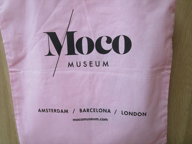 モコ（Moco）ミュージアム ロンドン(Moco Museum London)メッセージトートバッグ「In art we trust」 「芸術力を信じようぜ」　ピンクLO46