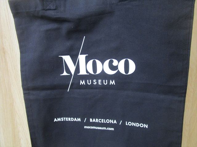 モコ（Moco）ミュージアム ロンドン(Moco Museum London)メッセージトートバッグ「In art we trust」 「芸術力を信じようぜ」　黒LO47