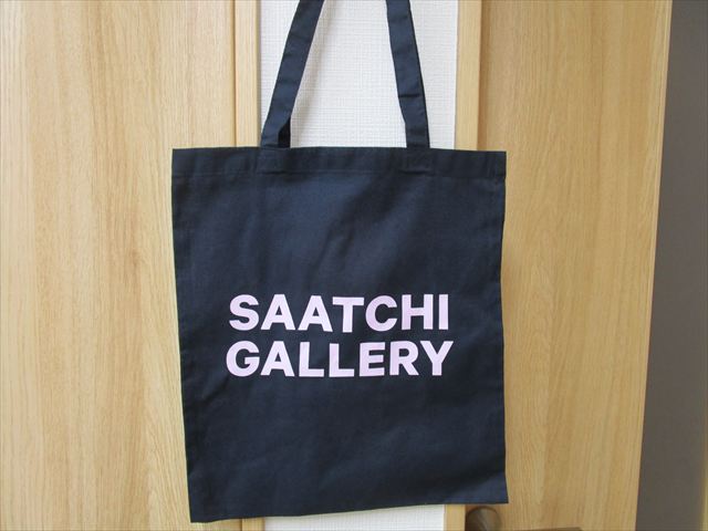 サーチギャラリ トートバッグ(これこそ芸術だ　This　bag is arｔ)(チャールズ・サーチ)（Saatchi Gallery）紺/ピンク文字 (ウェストフォードミル製）（ロンドン）LA37