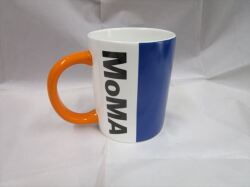 MoMA限定 ロゴ マグカップ (ニューヨーク近代美術館 The Museum of Modern Art) 10オンス(約295ml)セラミック マグ　青/オレンジ