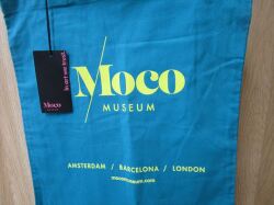 モコ（Moco）ミュージアム ロンドン(Moco Museum London)メッセージトートバッグ「Do epic shit」　「凄い事をやろうぜ」　スカイグリーンLO41