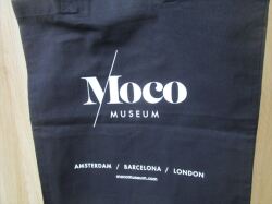 モコ（Moco）ミュージアム ロンドン(Moco Museum London)メッセージトートバッグ「In art we trust」 「芸術力を信じようぜ」　黒LO47