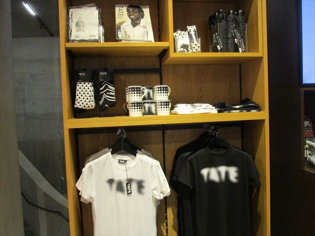 ルイーズ・ブルジョワ｜Tシャツ《ママン》ブラック| 森美術館