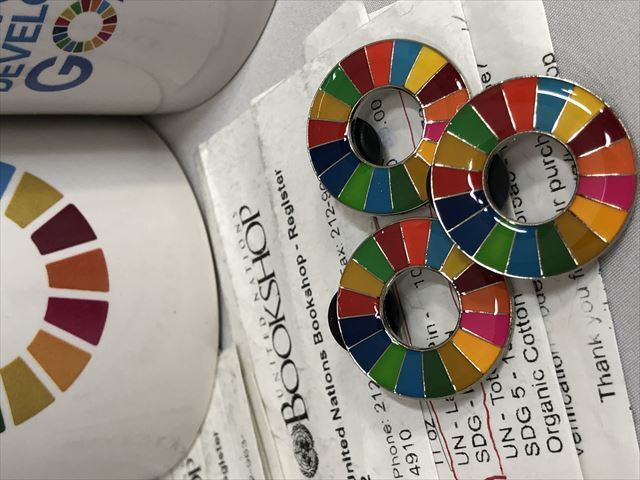 SDGs ピンバッジ 3個（2640円税込）（国連ブックショップ購入・送料 