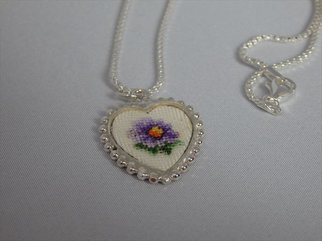 PETIT POINT プチポワン　ハート ネックレス 1-1プチポワン風 ネックレス② ハートホワイト 刺繍ネックレス