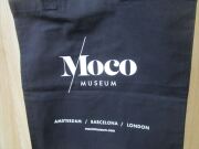 モコ（Moco）ミュージアム ロンドン(Moco Museum London)メッセージトートバッグ「In art we trust」 「芸術力を信じようぜ」　黒LO47