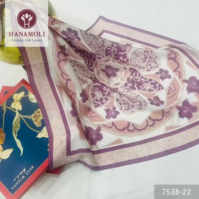 【2025NEWカラー】【美しい光沢が贅沢なシルクサテン】シルク100%サテンスカーフ【3color】【68cm×68cm】大きめサイズなので1枚で華やかに【45％OFF】