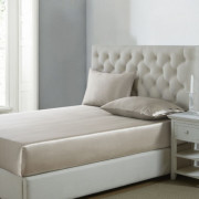 ベージュのシルクシーツ