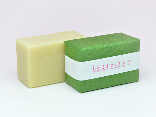 馬油で洗い上がりしっとりの石鹸　しらさぎセッケン　竹スクラブでしっかり洗えて突っ張らない　ハーブの香り　【お得な２個セット】【送料無料】