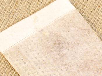 ティーバッグの糸をカットします