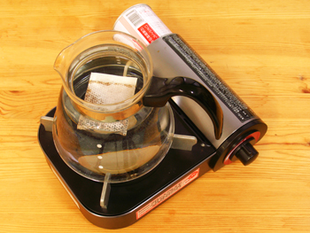 約１リットルの水に入れます