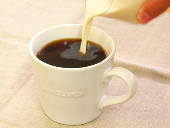 豆乳を加えます