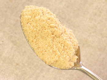 黒砂糖をスプーンですくいます