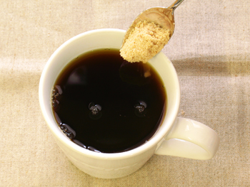 黒砂糖を加えます