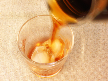 よく冷えたたんぽぽコーヒーを注ぐ