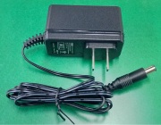 ACアダプタ (施設用テレビチューナーBOX(SK-VOGTV)、業務用テレビチューナーBOX(SK-TVB)、VOGUE(basic model)(SK-VOGW)、VOGUE(LTE model)(SK-VOG8LT)、自主放送変調器(SK-VOTG)、地上デジタルテレビチューナー(SK-TVU)、楽々看板君(SK-VOKP)専用)