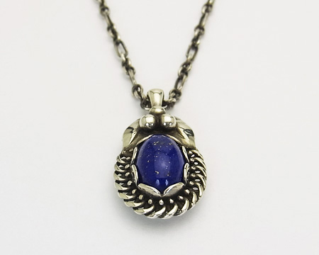 ジョージジェンセンの1992年イヤーペンダントで、ラピスラズリが使われ ジョージジェンセンの1992年イヤーペンダントで、ラピスラズリが使われ