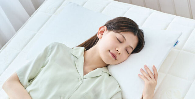 フェリーチェに寝ている女性（俯瞰）