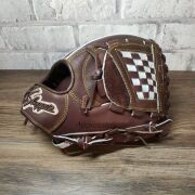 久保田スラッガーのグラブは、本格湯もみ型付けを無料サービス中！大阪